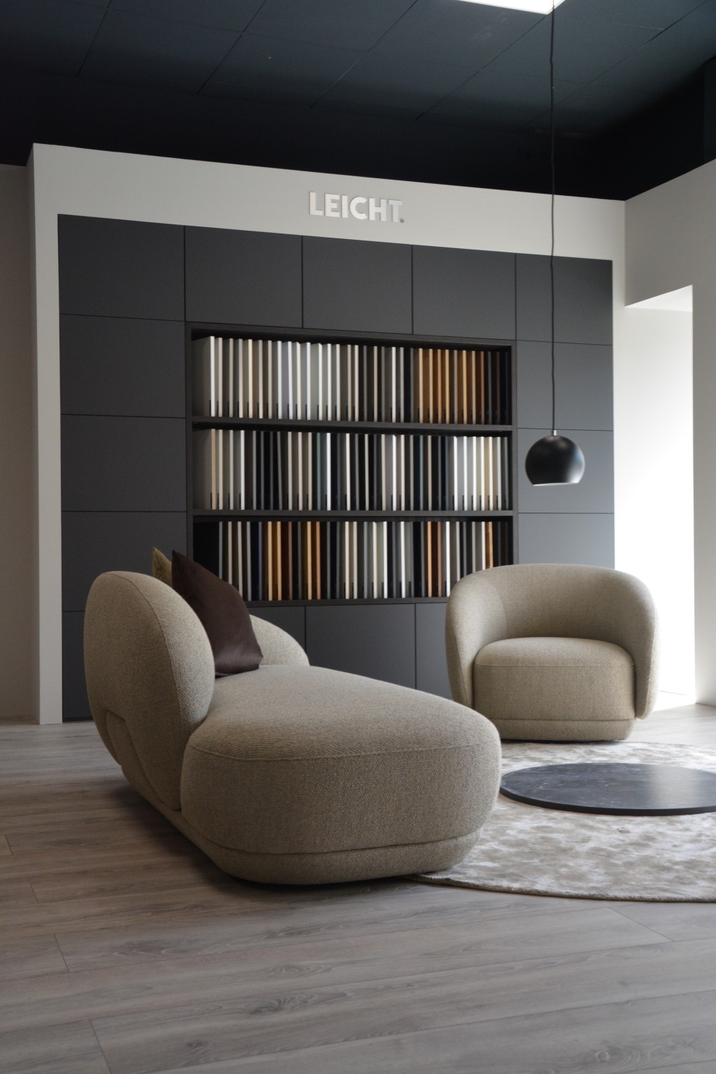 Küchenfronten Musterwand Leicht mit Sitzgruppe