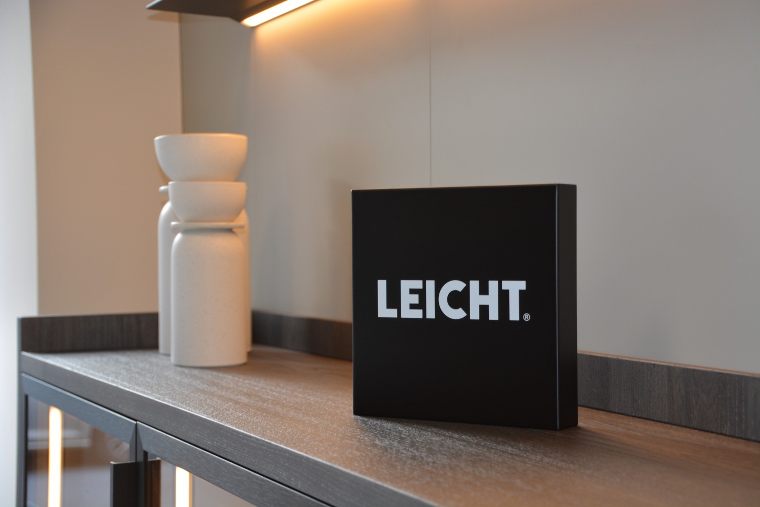 Detail Ausstellung Sideboard mit Werbetafel Leicht