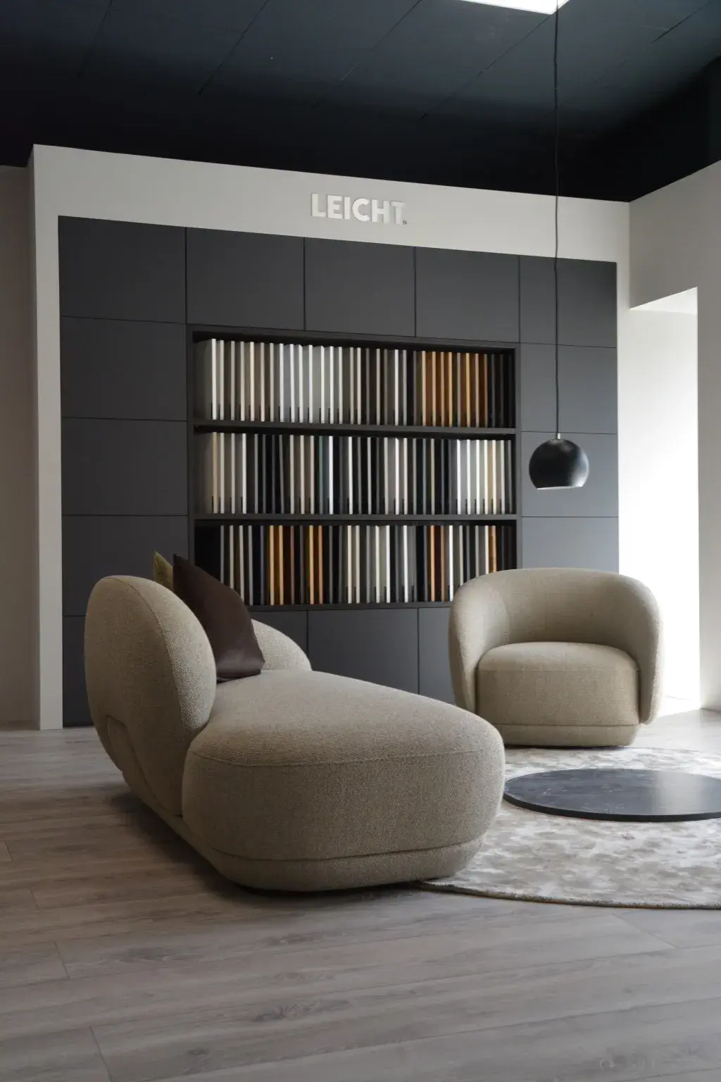 Küchenfronten Musterwand Leicht mit Sitzgruppe