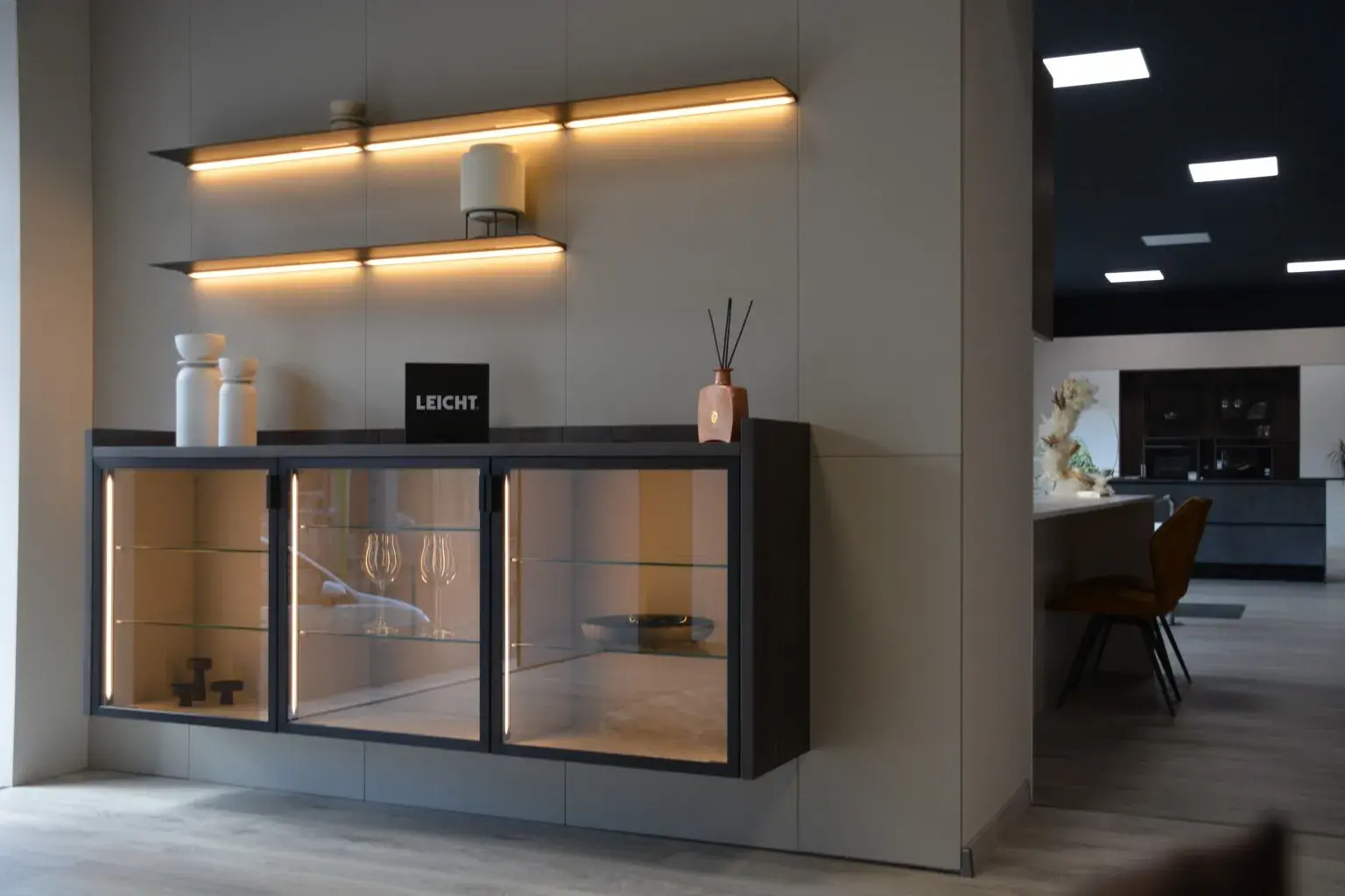 Detail Ausstellung beleuchtetes Sideboard Vitrine Leicht und Regalböden mit Lichtleisten